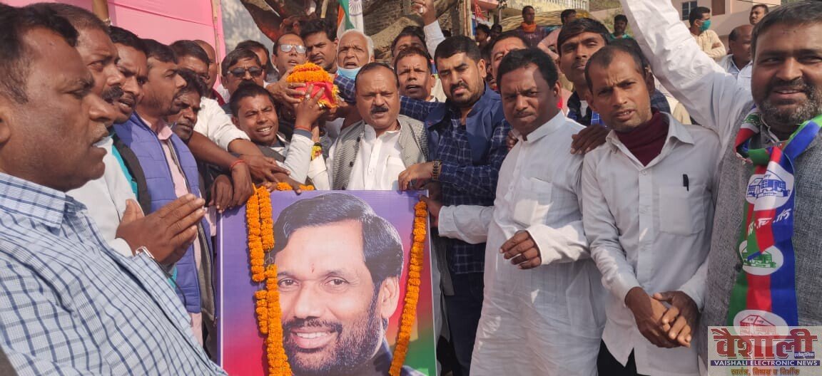 Photo of दिवंगत रामविलास पासवान के अस्थि कलश का लोजपा नेताओं द्वारा नारायणी नदी में हुआ विसर्जन, लोगों ने किया नमन