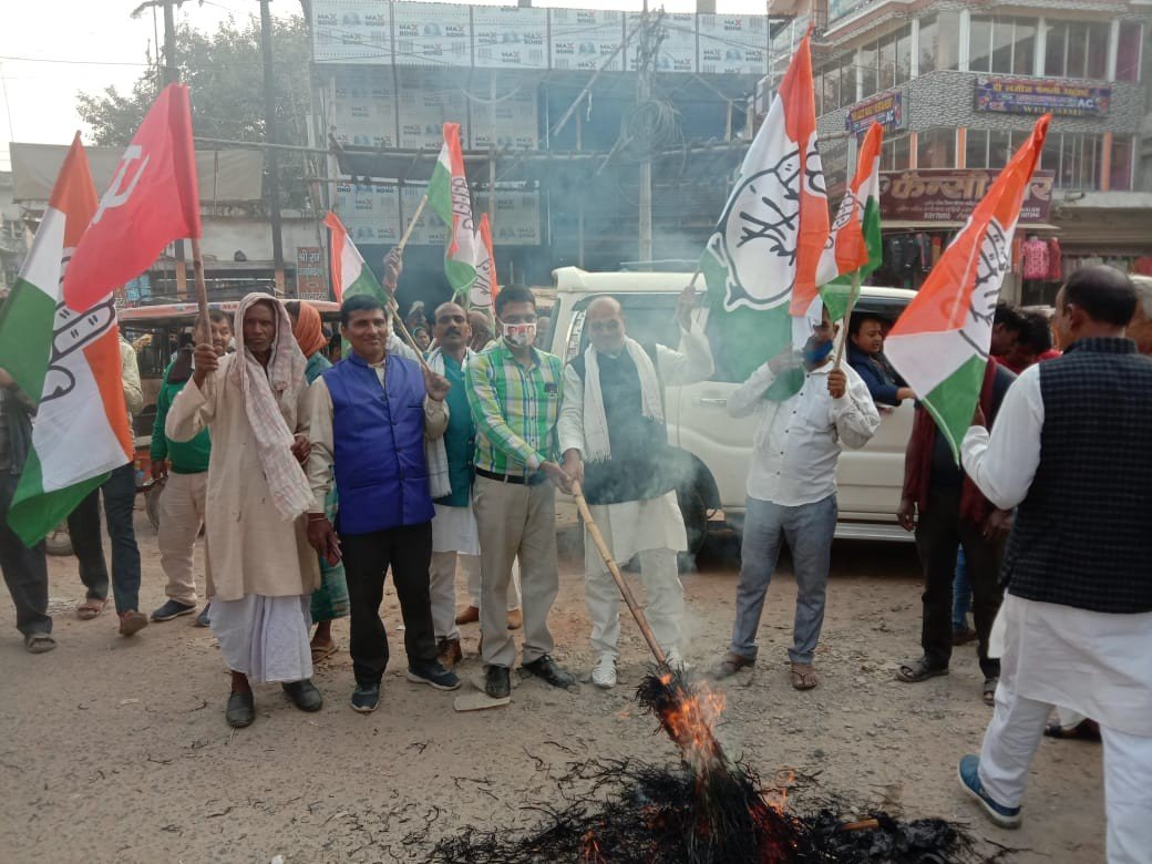 Photo of किसान आंदोलन के समर्थन में उतरे वामदल, कांग्रेस और राजद का भी मिला समर्थन, किसानों पर ज़ुल्म के खिलाफ पुतला दहन