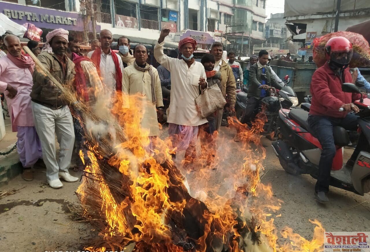 Photo of किसानों ने राजेन्द्र चौक पर पीएम व कृषि मंत्री का जलाया पुतला, आगामी 08 दिसम्बर को होगा देशव्यापी भारत बन्द