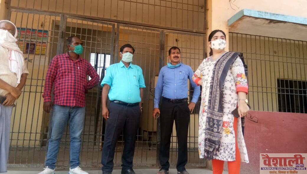 Photo of डीडीसी अभिलाषा शर्मा ने की मानसी प्रखंड के टीकाकरण कार्यों का निरीक्षण, लिया लोगों से फीडबैक