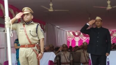 Photo of एसपी अमितेश ने पुलिस लाईन में झंडोत्तोलन कर दी झंडे को सलामी