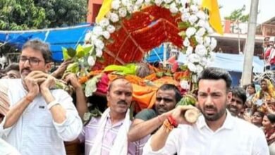 Photo of एनडीए प्रत्याशी राजेश वर्मा ने स्वामी कमलानन्द बाबा का किया अंतिम दर्शन, दी भावभीनी श्रद्धांजलि