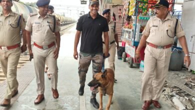 Photo of आरपीएफ सहायक सुरक्षा आयुक्त गोकुल सोनैने डॉग स्क्वायड टीम संग चलाया जांच अभियान