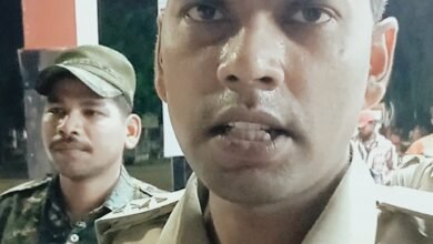 Photo of डीएसपी (प्रोबेशन) अनुपेश नारायण नेबिहार पुलिस कॉन्स्टेबल परीक्षा को लेकर रेलवे स्टेशन पर की छापेमारी