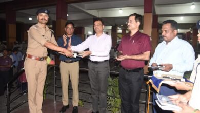 Photo of रेल महाप्रबंधक छत्रसाल सिंह ने रेलवे सुरक्षा बल को बोलेरो, कैमरा एवं मोबाईल फोन किया वितरित