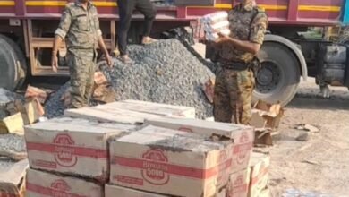 Photo of शराब माफियाओं और सफेद पोशों की खुलेगी पोल, गिट्टी लदे ट्रक से मिली सैकड़ों कार्टून शराब भरी बोतलें