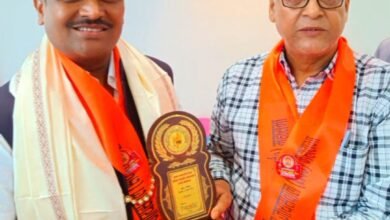 Photo of नेपाल के खेल कूद एवं समाज कल्याण मंत्री प्रमोद जायसवाल ने वरिष्ठ पत्रकार डॉ अरविन्द वर्मा को किया सम्मानित, बधाईयों का लगा तांता
