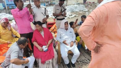 Photo of बाढ़ पीड़ितों के बीच मचा त्राहिमाम, न पीने योग्य पानी, न कोई नौका, राहत सामग्री की तो बात ही नहीं