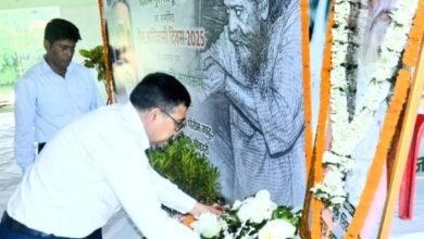Photo of उपायुक्त अजय नाथ झा ने दिशाेम गुरु शिबू सोरेन के तैल चित्र पर पुष्प अर्पित कर दी भावभीनी श्रद्धांजलि