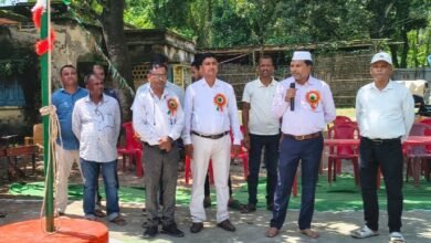 Photo of कार्यपालक अभियंता भारत भूषण भारती ने किया झंडोत्तोलन
