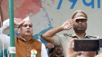 Photo of प्रभारी मंत्री महेश्वर हजारी ने झंडोत्तोलन कर तिरंगे को सलामी दी