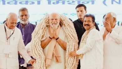 Photo of पीएम नरेंद्र मोदी को मखाना निर्मित माला पहना कर चर्चित हुए सीमांचल गांधी डॉ दिलीप जायसवाल, प्रदेश अध्यक्ष, भाजपा 
