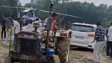 Photo of तेजस्वी यादव की गाड़ी कीचड़ में फंसी, हेलीपैड के निकट, ट्रैक्टर का लिया सहारा