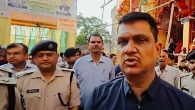 Photo of दुर्गा पूजा महोत्सव शांतिपूर्वक मनाने को ले डीएम एवं एसपी सड़क पर उतर पुलिस संग किए पैदल मार्च