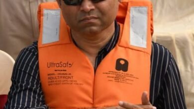 Photo of छठव्रतियों की सुविधा हेतु डीम डॉ नवल किशोर चौधरी ने नाव से किया घाटों का निरीक्षण, दिए निर्देश