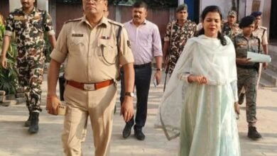 Photo of जिला निर्वाचन पदाधिकारी सह जिला पदाधिकारी वर्षा सिंह ने किया मतदान केंद्रों का निरीक्षण