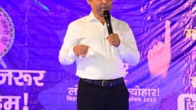 Photo of सांस्कृतिक कार्यक्रम एवं नुक्कड़ नाटक में उपस्थित दर्शकों को ज़िला निर्वाचन पदाधिकारी सह जिला पदाधिकारी डॉ नवल किशोर चौधरी ने किया संबोधित
