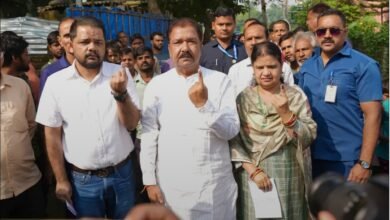 Photo of भाजपा प्रदेश अध्यक्ष डॉ दिलीप जायसवाल ने अपने परिवार संग किया मतदान, बोले लोग विकास की गति को बढ़ाना चाहते