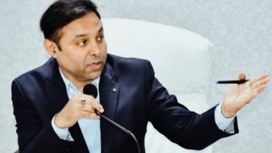 Photo of चुनाव संपन्न होते ही ज़िला पदाधिकारी डॉ नवल किशोर चौधरी हुए सख़्त, लंबित पत्रों को तुरंत निष्पादित करने का दिया निर्देश