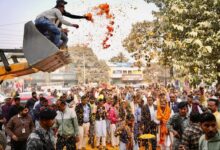 Photo of भाजपा प्रदेश अध्यक्ष सह उद्योग मंत्री डॉ दिलीप जायसवाल पर हुई जेसीबी से पुष्प की वारिश, स्वागत में लगे रहे लोग