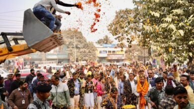 Photo of भाजपा प्रदेश अध्यक्ष सह उद्योग मंत्री डॉ दिलीप जायसवाल पर हुई जेसीबी से पुष्प की वारिश, स्वागत में लगे रहे लोग