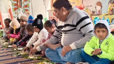 Photo of केला के पत्ते पर चूड़ा दही खिला कर मनाया गया मकर संक्रांति पर्व, बचपन प्ले स्कूल में