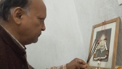 Photo of समाहरणालय के कार्यालय अधीक्षक (अo प्राo) कमलेश्वरी प्रसाद वर्मा की 30वीं पुण्य तिथि पर दी गई भावभीनी श्रद्धांजलि