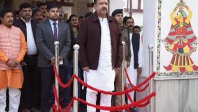 Photo of बिहार सरकार के उद्योग मंत्री सह पथ निर्माण मंत्री डॉ दिलीप जायसवाल के आगमन पर गार्ड ऑफ ऑनर से किया गया सम्मानित