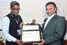 Photo of डीएम डॉ नवल किशोर चौधरी को मुख्य सचिव प्रत्यय अमृत के हाथों मिला राज्यस्तरीय बेस्ट डीईओ अवॉर्ड 2025