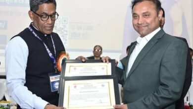 Photo of डीएम डॉ नवल किशोर चौधरी को मुख्य सचिव प्रत्यय अमृत के हाथों मिला राज्यस्तरीय बेस्ट डीईओ अवॉर्ड 2025