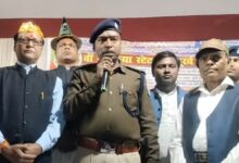 Photo of गोल्डन जुबली 50वें फ़रकिया स्टेट महामूर्ख सम्मेलन में डीएम नवीन कुमार को महामूर्खधिराज और एसपी राकेश कुमार को मिली मूर्खाधिपति की उपाधियां