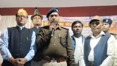 Photo of गोल्डन जुबली 50वें फ़रकिया स्टेट महामूर्ख सम्मेलन में डीएम नवीन कुमार को महामूर्खधिराज और एसपी राकेश कुमार को मिली मूर्खाधिपति की उपाधियां