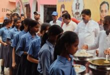 Photo of दिवंगत छोटेलाल यादव के 11वीं पुण्य तिथि पर हुई तिथि भोज में शामिल हुए सैकड़ों स्कूली बच्चे