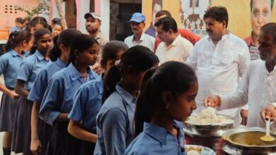 Photo of दिवंगत छोटेलाल यादव के 11वीं पुण्य तिथि पर हुई तिथि भोज में शामिल हुए सैकड़ों स्कूली बच्चे