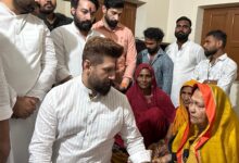 Photo of केंद्रीय मंत्री एवं लोजपा (रामविलास) के राष्ट्रीय अध्यक्ष चिराग पासवान पहुंचे अपने पैतृक गांव, बड़ी माता से मिल ली उनके स्वास्थ्य की जानकारी