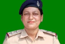 Photo of साइबर थाना की महिला दारोगा खुशबू शर्मा ने साइबर अपराध और साइबर सुरक्षा पर लोगों को किया जागरूक