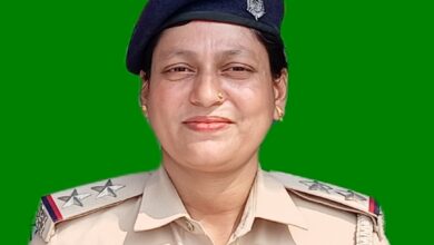 Photo of साइबर थाना की महिला दारोगा खुशबू शर्मा ने साइबर अपराध और साइबर सुरक्षा पर लोगों को किया जागरूक