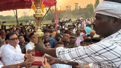 Photo of ऐतिहासिक चेतक घोड़ा रेस प्रतियोगिता का विधिवत उद्घाटन पूर्व विधायक डॉ संजीव कुमार ने किया, विजेता को मिला शील्ड