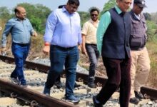 Photo of पूमरे महाप्रबंधक छत्रसाल सिंह ने किया बरवाडीह स्टेशन और रेलवे ट्रैक का निरीक्षण, दिया निर्देश