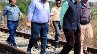 Photo of पूमरे महाप्रबंधक छत्रसाल सिंह ने किया बरवाडीह स्टेशन और रेलवे ट्रैक का निरीक्षण, दिया निर्देश