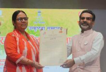 Photo of डाक महाध्यक्ष (पूर्वी) मनोज कुमार ने डाक अधीक्षक अर्चना कुमारी को किया प्रशस्ति पत्र दे सम्मानित