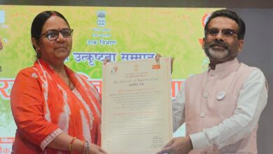 Photo of डाक महाध्यक्ष (पूर्वी) मनोज कुमार ने डाक अधीक्षक अर्चना कुमारी को किया प्रशस्ति पत्र दे सम्मानित
