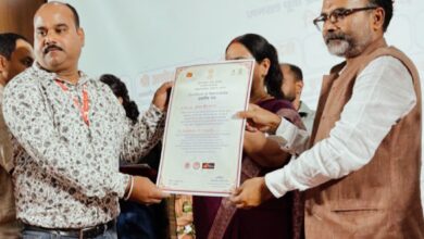 Photo of बरौनी के उप डाकपाल रौशन कुमार को डाक प्रमंडल में प्रथम स्थान मिलने पर डाक महाध्यक्ष पूर्वी मनोज कुमार ने किया सम्मानित