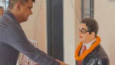 Photo of डीएम नवीन कुमार संग एसपी राकेश कुमार ने डॉ भीम राव अंबेडकर की प्रतिमा पर पुष्पांजलि अर्पित किया नमन