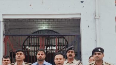 Photo of डीएम डॉ नवल किशोर चौधरी एवं एसपी प्रमोद कुमार यादव ने की केन्द्रीय कारा में छापामारी, नहीं मिला आपत्तिजनक सामान