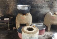 Photo of कॉमर्शियल एलपीजी गैस की किल्लत के कारण बंद पड़े होटल को चालू करने को ले कोयला, डीज़ल और मिट्टी चूल्हा को प्रबंधक ने किया तैयार