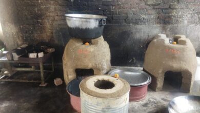 Photo of कॉमर्शियल एलपीजी गैस की किल्लत के कारण बंद पड़े होटल को चालू करने को ले कोयला, डीज़ल और मिट्टी चूल्हा को प्रबंधक ने किया तैयार