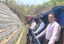 Photo of महाप्रबंधक छत्रसाल सिंह ने गुरपा-गझंडी घाट सेक्शन के डाउन लाइन में बीओबीआर रेक का फुटप्लेट निरीक्षण किया