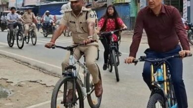 Photo of डीएम नवीन कुमार ने खुद जारी किए फरमान पर आमदा, एसपी राकेश कुमार संग हुए साइकिल पर सवार