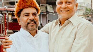 Photo of वरिष्ठ पत्रकार डॉ अरविन्द वर्मा और अपर लोक अभियोजक मोo मुख़्तार अब्बासी एक दूसरे से गला मिलकर दी बकरीद त्योहार पर मुबारकबा